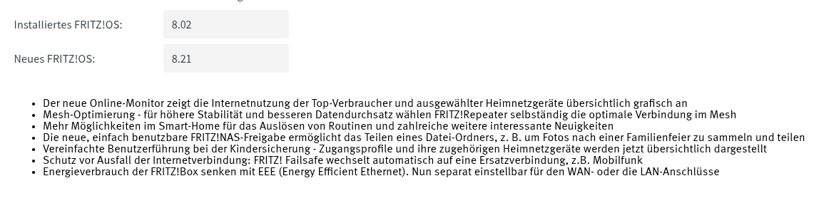 Screenshot der FRITZ!OS-Update-Seite mit dem Wechsel von Version 8.02 auf 8.21. Darunter sind Neuerungen wie Mesh-Optimierung, Smart-Home-Erweiterungen und Energiesparoptionen aufgelistet.