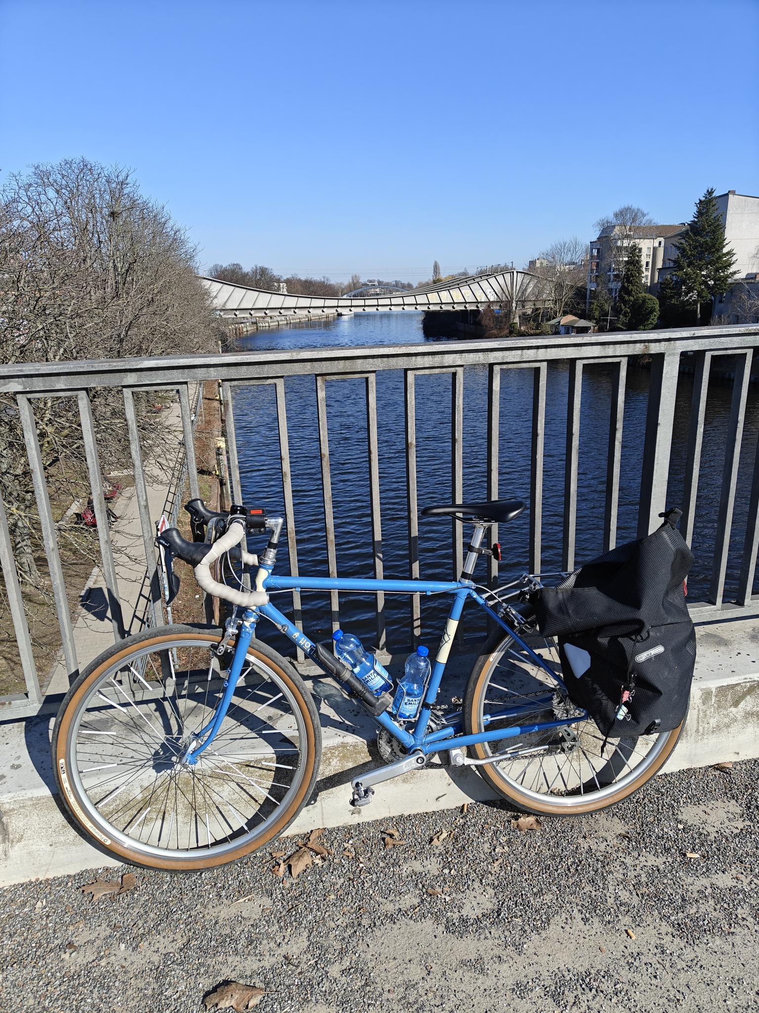 Ein Fahrrad steht im Sonne auf der Dischinger Brücke in Spandau.