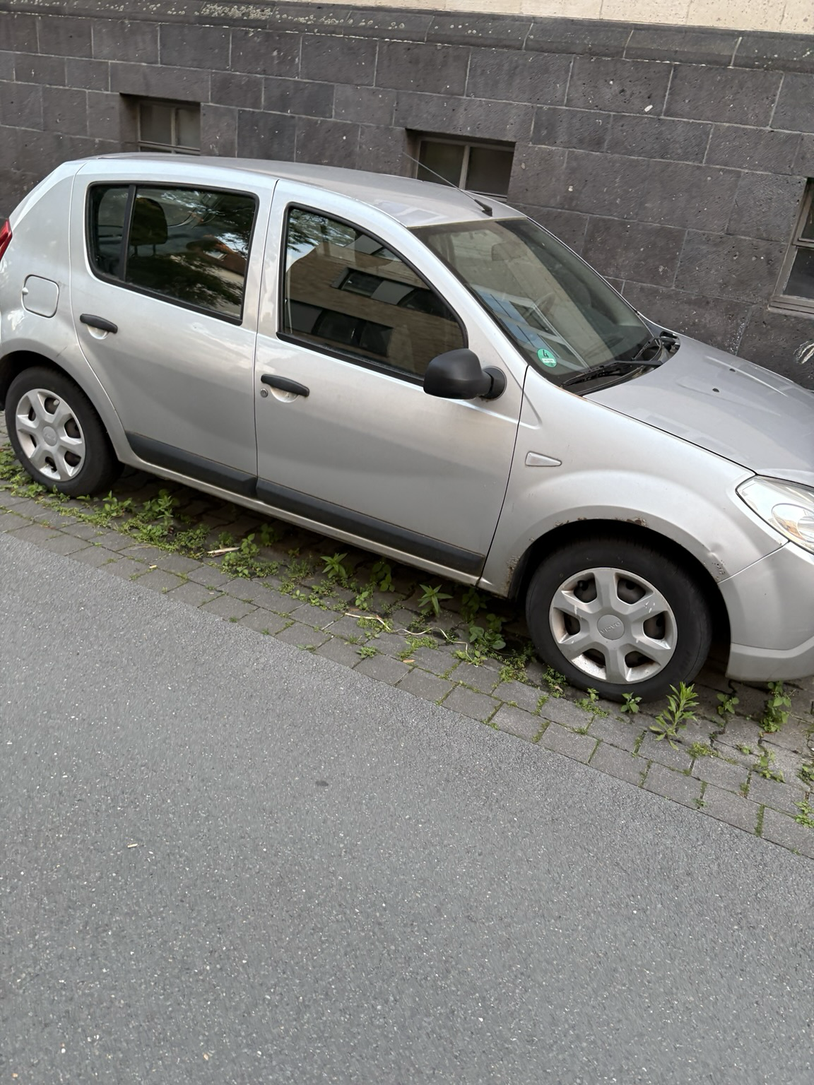 Pflanzen wachsen um das Auto in der Stadt